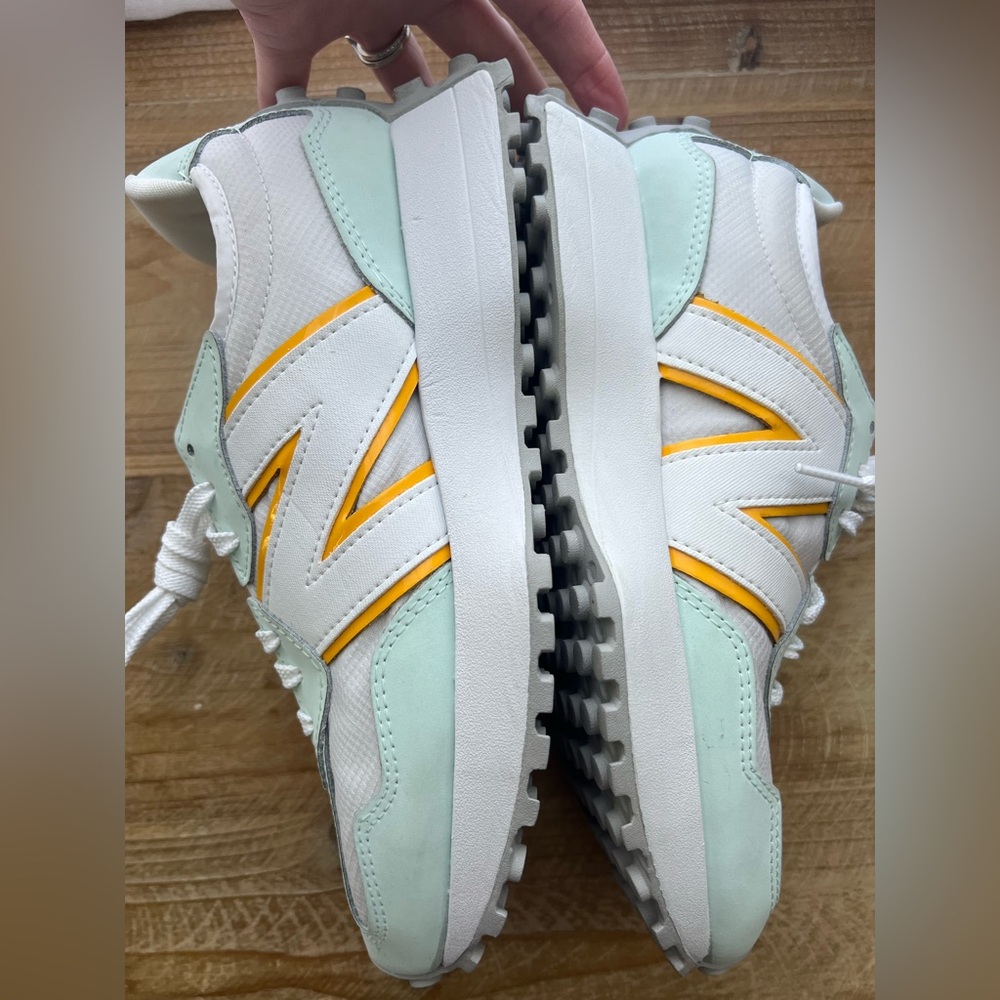New Balance 327 Sneakers In Mint and Orange Women’s Size 7.5 New - Picture 7 of 11